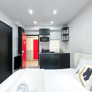 https://11-studio-champs-elysees.fr-paris.fr